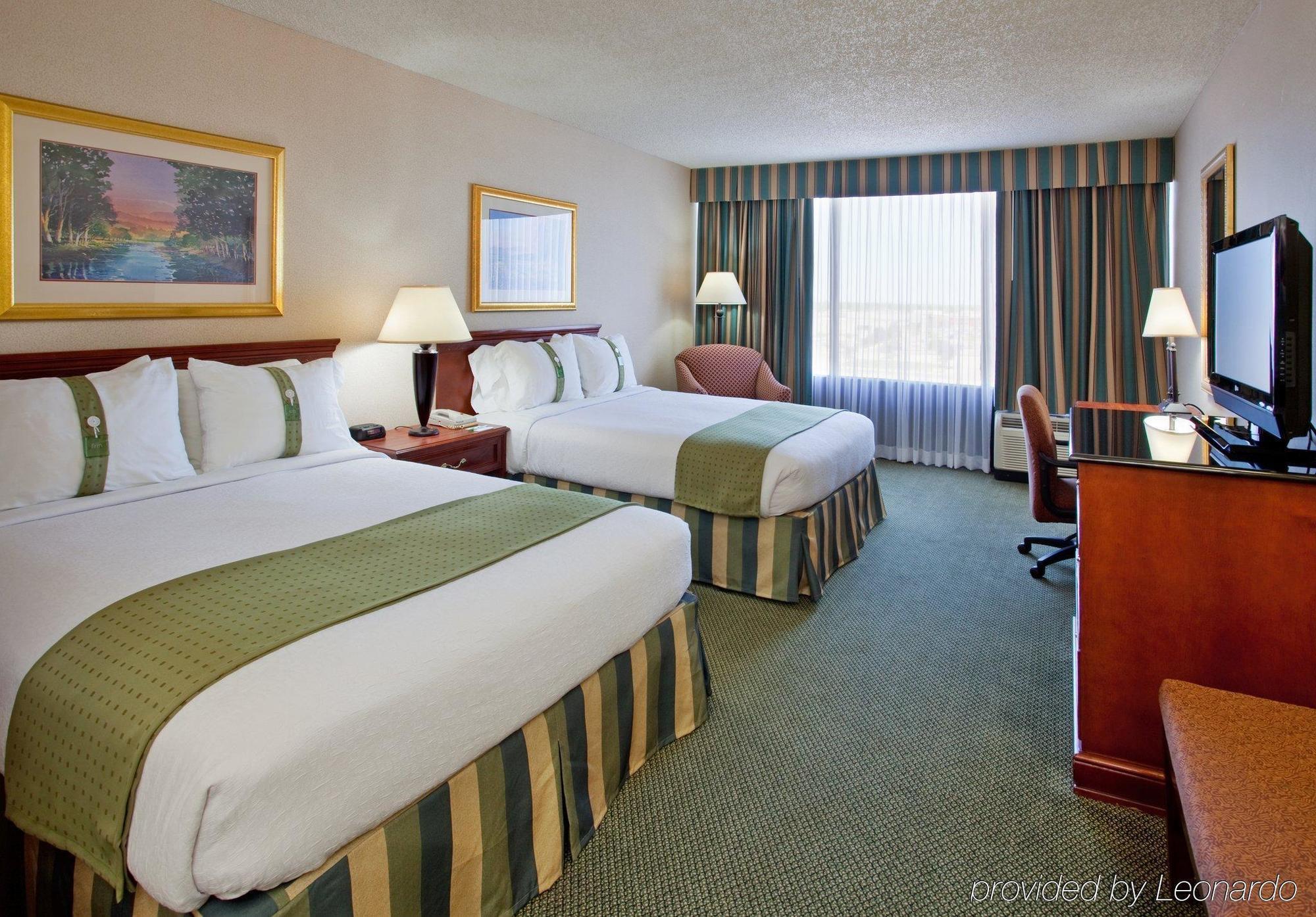 Holiday Inn Wichita East I-35 By Ihg מראה חיצוני תמונה