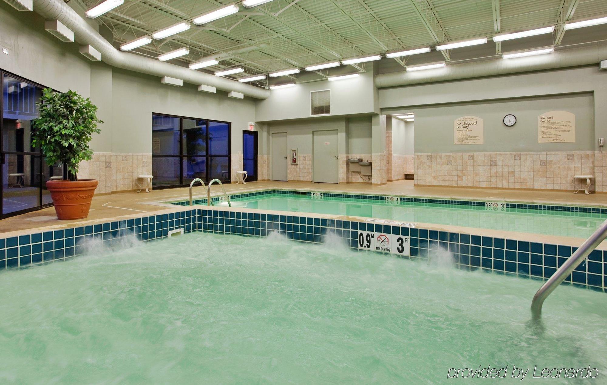 Holiday Inn Wichita East I-35 By Ihg מראה חיצוני תמונה