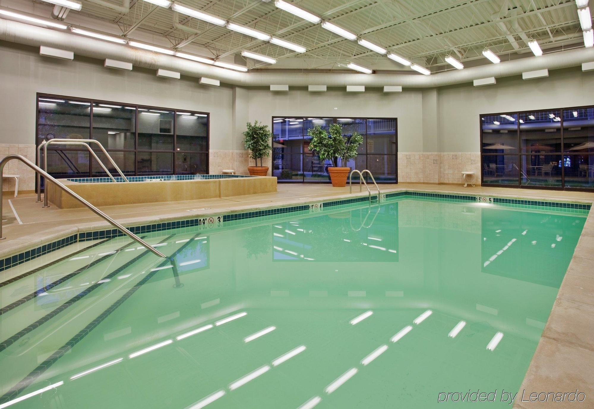 Holiday Inn Wichita East I-35 By Ihg מראה חיצוני תמונה