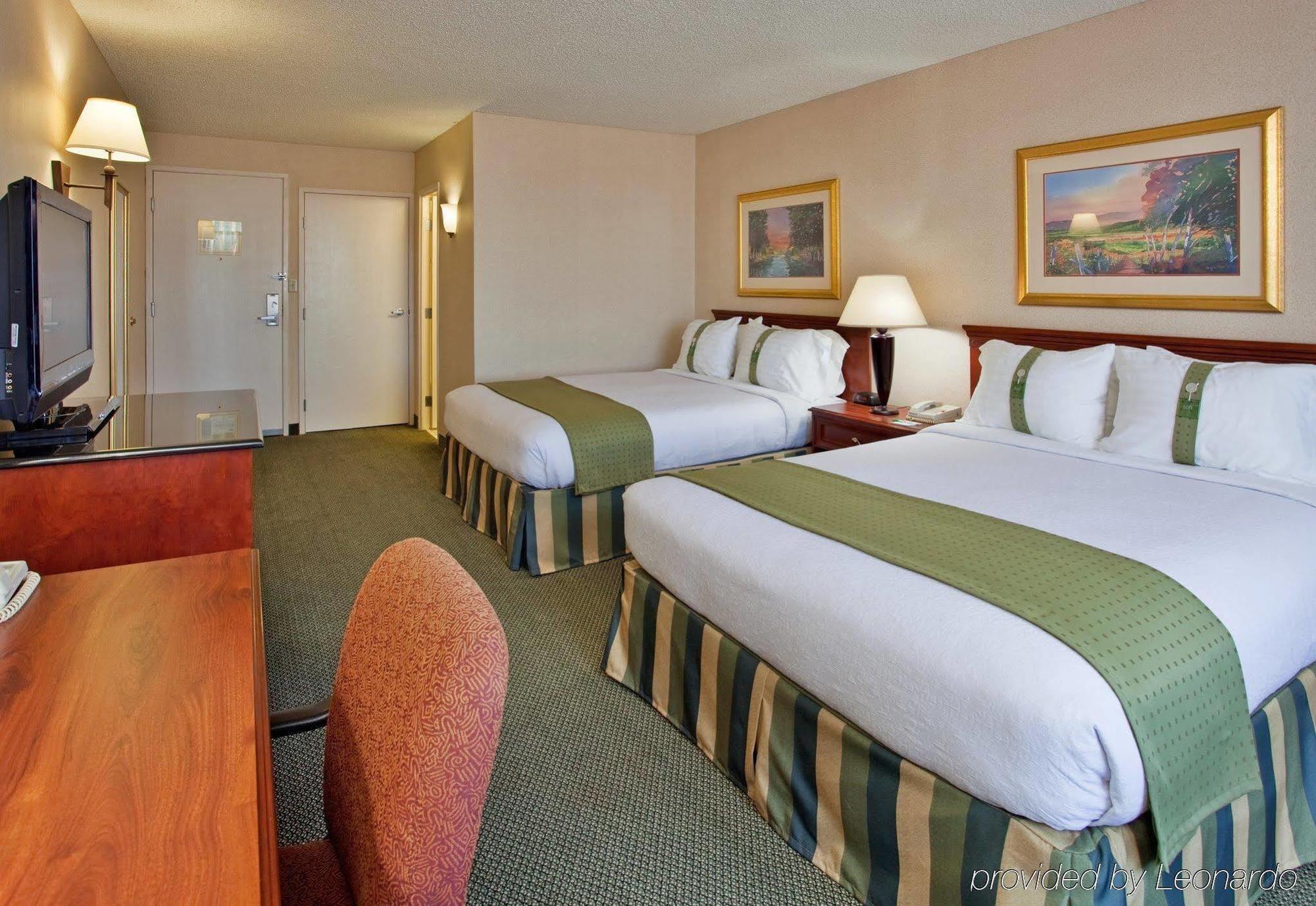 Holiday Inn Wichita East I-35 By Ihg מראה חיצוני תמונה